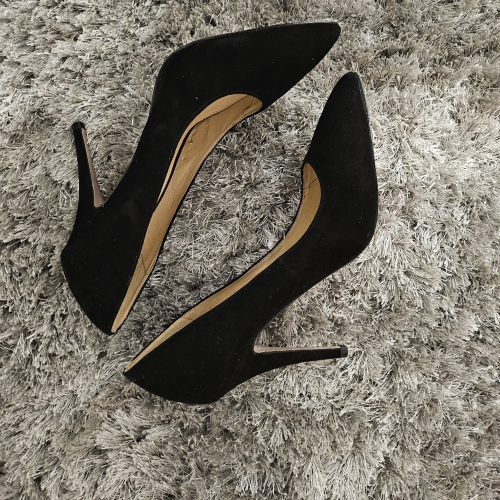 Black pumps